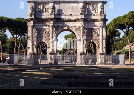 Vista dell'Arco di Costantino situato a Roma, la città eterna Foto Stock