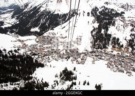 Vista aerea di Lech am Arlberg dalla funivia Foto Stock