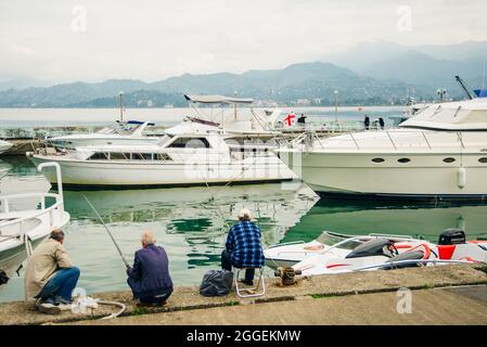 Batumi. Georgia - Settembre 2020: Pescatori sulla costa del Mar Nero a Batumi Foto Stock