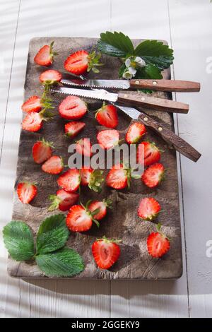 Piccoli pezzi di fragole per la preparazione dell'insalata Foto Stock