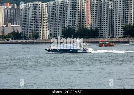 Hong Kong, Hong Kong. 21 Agosto 2021. Una barca naviga attraverso Victoria Harbour, a Hong Kong, S.A.R. Hong Kong il 21 agosto 2021. (Foto di Simon Jankowski/Sipa USA) Credit: Sipa USA/Alamy Live News Foto Stock