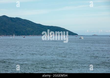 Hong Kong, Hong Kong. 21 Agosto 2021. Una barca naviga attraverso Victoria Harbour, a Hong Kong, S.A.R. Hong Kong il 21 agosto 2021. (Foto di Simon Jankowski/Sipa USA) Credit: Sipa USA/Alamy Live News Foto Stock