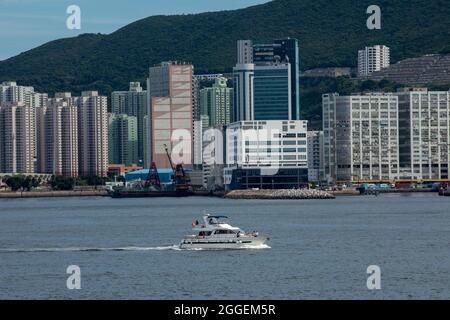 Hong Kong, Hong Kong. 21 Agosto 2021. Una barca naviga attraverso Victoria Harbour, a Hong Kong, S.A.R. Hong Kong il 21 agosto 2021. (Foto di Simon Jankowski/Sipa USA) Credit: Sipa USA/Alamy Live News Foto Stock