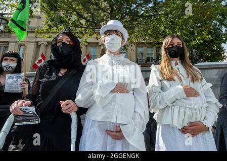 Londra, Regno Unito. 31 agosto 2021. Attivisti climatici della Rebellion di estinzione, in costume a Trafalgar Square per evidenziare gli effetti del cambiamento climatico sui bambini e per esortare il governo a fermare i finanziamenti dei combustibili fossili. L’evento si svolge il giorno nove della protesta di due settimane “rivolta impossibile” per “individuare la causa alla radice della crisi climatica ed ecologica”. Credit: Stephen Chung / Alamy Live News Foto Stock