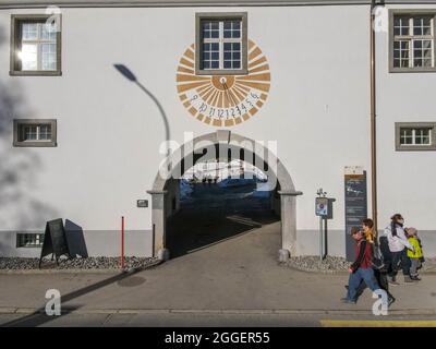 Engelberg, Svizzera - 21 febbraio 2021: Persone che camminano di fronte al monastero di Engelberg sulle alpi svizzere Foto Stock