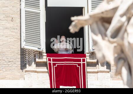 Città del Vaticano, Vaticano. 29 agosto 2021. Papa Francesco dalla finestra del palazzo Apostolico consegna la benedizione il 29 agosto 2021, che si affaccia sui fedeli in Piazza San Pietro nella Città del Vaticano. (Foto di Giuseppe fama/Pacific Press/Sipa USA) Credit: Sipa USA/Alamy Live News Foto Stock