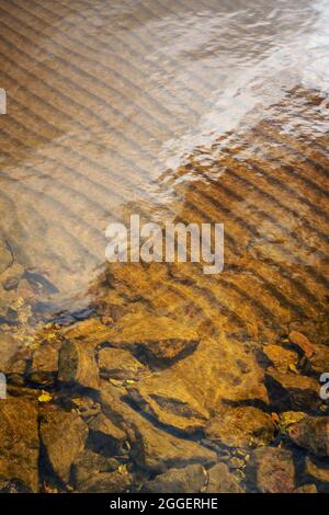 Increspature e rocce lungo la riva del lago Grand Sable vicino a Grand Marais, Michigan Foto Stock