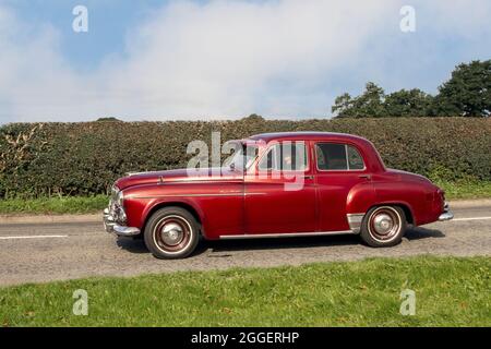 1953 50s Maroon Humber Super Snipe 4138cc benzina 4dr berlina in rotta per Capesthorne Hall classica auto mostra di agosto, Cheshire, Regno Unito Foto Stock