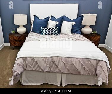 Camera da letto con letto, bancarelle e lampade Foto Stock