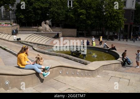 Scena al rinnovato Victoria Square il 3 agosto 2021 a Birmingham, Regno Unito. Victoria Square è una piazza pubblica pedonale di Birmingham, Inghilterra. Ospita sia il Municipio che la Casa del Consiglio, e direttamente adiacente a Piazza Chamberlain. La piazza è spesso considerata il centro di Birmingham ed è il punto da cui vengono misurate le distanze dei segnali stradali locali. Foto Stock