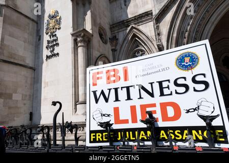 Scena al di fuori delle corti reali di giustizia come manifestanti raccogliere e posizionare striscioni a sostegno di Julian Assange durante la sua ultima audizione High Court l'11 agosto 2021 a Londra, Regno Unito. In seguito alla precedente sentenza del giudice Vanessa Baraitser, secondo cui era un “rischio grave” se estradato negli Stati Uniti, ha negato la sua estradizione. Oggi, la Corte ha stabilito che gli Stati Uniti possono riprendere l’appello per estradare Assange, contro questa decisione. Assange è stato detenuto dalla sua condanna nel 2019 dopo circa 7 anni di richiesta di asilo politico presso l'Ambasciata ecuadoriana a Londra. Foto Stock