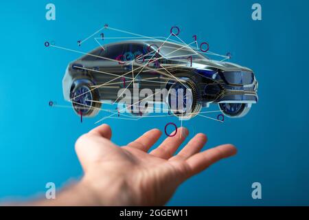 Ologramma in 3D di un'auto con numeri binari che si aggettano sopra una mano. Foto Stock