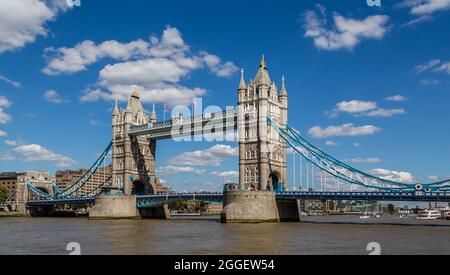 Vista panoramica del Tower Bridge dalla South Bank presa a Londra, Regno Unito il 11 agosto 2013 Foto Stock