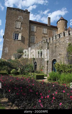 Il castello medievale di Berze-le-Chatel in Borgogna, Francia, è stato recentemente presentato come una delle location cinematografiche in "The Last Duel" di Ridley Scott. Foto Stock