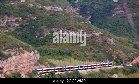 Il treno in montagna vicino a Santa Maria de Montserrat Abbey. Foto Stock