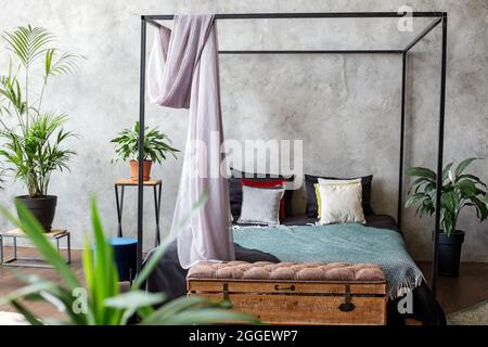 Design degli interni scandinavo. Arredamento accogliente. Arredamento moderno. Parete bianca. Design moderno della casa. Casa verde. Foto Stock