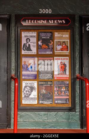 Poster presso lo storico Alberta Rose Theatre. Portland, Oregon, Stati Uniti. Foto Stock