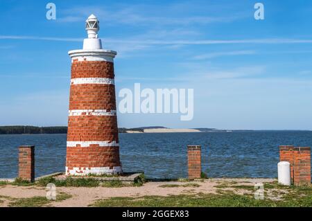 Curonian Spit, Regione di Kaliningrad, Russia, 10 maggio 2021. Faro stilizzato. Faro di navigazione sulla riva. Girofaro rosso e bianco. Foto Stock