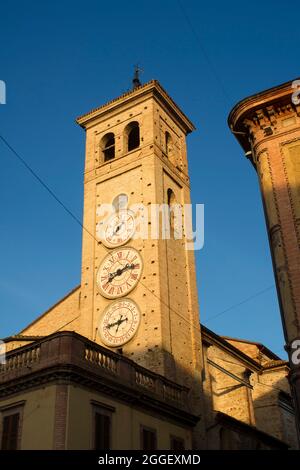 La chiesa di San Francesco con gli orologi a torre in Tolentino Italia Foto Stock