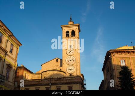 La chiesa di San Francesco con gli orologi a torre in Tolentino Italia Foto Stock
