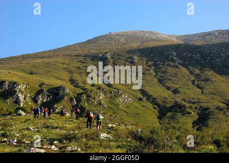 Slovenia, Monte Krn (monte Nero italiano). Fu teatro di sanguinose battaglie tra gli Alpini e il Kaisejager durante la prima Guerra Mondiale. Un gruppo di escursionisti sale in cima. Foto Stock