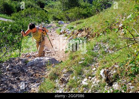 Slovenia, Monte Krn (monte Nero italiano). Fu teatro di sanguinose battaglie tra gli Alpini e il Kaisejager durante la prima Guerra Mondiale. Una donna che cammina sale in cima. Foto Stock