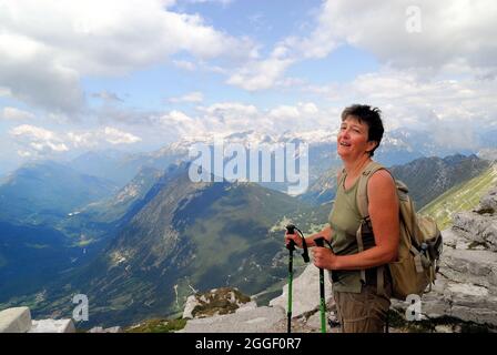 Slovenia, Monte Krn (monte Nero italiano). Fu teatro di sanguinose battaglie tra gli Alpini e il Kaisejager durante la prima Guerra Mondiale. Una donna che cammina sale in cima. Foto Stock