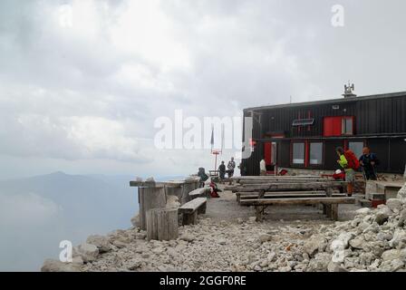 Slovenia, Monte Krn (monte Nero italiano). Fu teatro di sanguinose battaglie tra gli Alpini e il Kaisejager durante la prima Guerra Mondiale. Il rifugio alpino Gomisckovo Zavetisce. Foto Stock