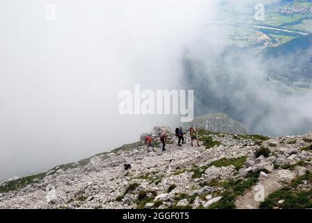 Slovenia, Monte Krn (monte Nero italiano). Fu teatro di sanguinose battaglie tra gli Alpini e il Kaisejager durante la prima Guerra Mondiale. Gli escursionisti salite in cima. Foto Stock