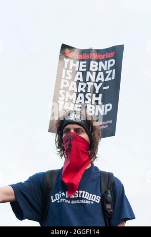 Dimostrazione contro British National Party (BNP) fuori dal BBC Television Centre, Wood Lane, Londra. La protesta è contro la comparsa del leader del BNP Nick Griffin sul tempo delle interrogazioni. BBC Television Center, Wood Lane, Londra, Regno Unito. 22 Ott 2009 Foto Stock