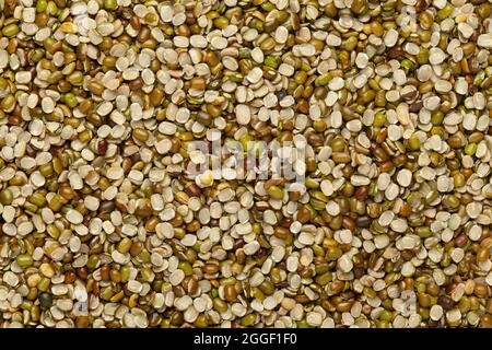 Primo piano di urad verde split organico dal (Vigna mungo) sfondo full-frame. Vista dall'alto Foto Stock