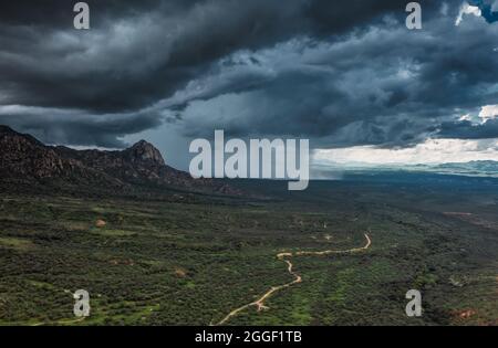 Nuvole di tempesta sopra Elephant testa vicino Madera Canyon, Arizona Foto Stock