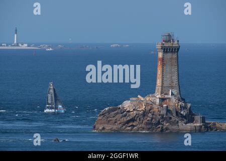 Martin le Pape, Gardons la Vue, faro della Vieille durante la solitaire du Figaro 2021, Stage 2, Lorient - Fecamp il 30 agosto 2021 alla Pointe du Raz, Finistere, Francia - Foto Nicolas Pehe / DPPI Foto Stock