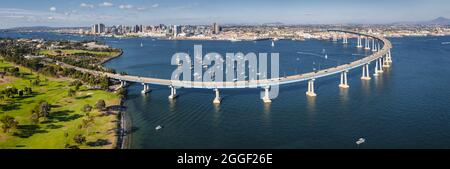 Panorama del ponte Coronado con lo skyline di San Diego Foto Stock