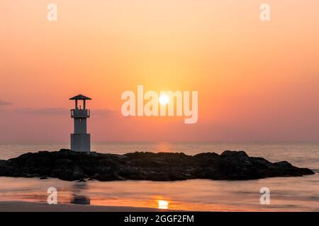 Faro di luce Khao Lak o faro per la navigazione su roccia vicino Foto Stock