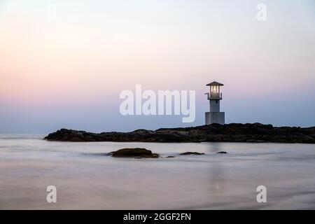 Faro di luce Khao Lak o faro per la navigazione su roccia vicino Foto Stock