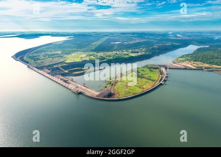 Vista aerea della diga idroelettrica di Itaipu sul fiume Parana. Foto Stock