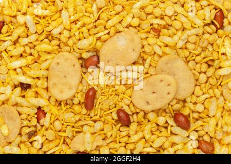 Primo piano di Bhel puri Indian namkeen (spuntini) Full-frame sfondo. Vista dall'alto Foto Stock