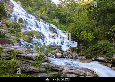 Cascata Mae Ya nel Parco Nazionale Doi Inthanon, una delle più grandi a Foto Stock