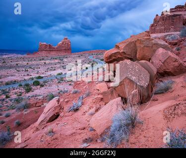 Vista su Red Rock vicino al Courthouse Wash nel parco nazionale di Arches Foto Stock