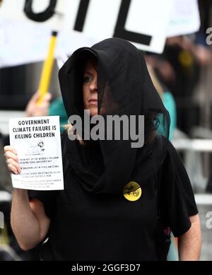 Londra, Inghilterra, Regno Unito. 31 ago 2021. Il gruppo di campagna per il cambiamento climatico Extinction Rebellion attivisti che indossano abiti funerari si incollano a pram fuori dall'ingresso principale di Downing Street durante una dimostrazione a Westminster. (Credit Image: © Tayfun Salci/ZUMA Press Wire) Foto Stock