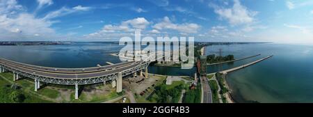 Un panorama aereo della Burlington Skyway con traffico Foto Stock