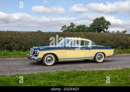 1958 50s giallo nero americano Studebaker Golden Hawk 5768cc 2dr pony car Foto Stock