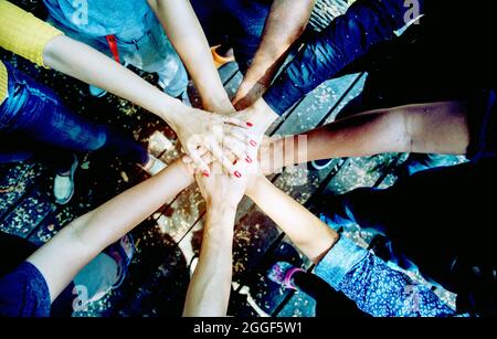 Concetto di partenariato. Gruppo di fotografi Partners Team con le mani insieme trusted ogni amici. Mani impilati l azienda di business partner di fiducia.b Foto Stock