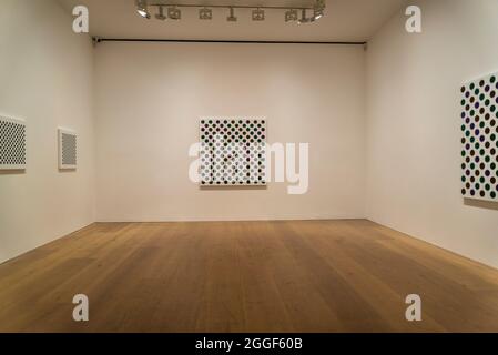 Bridget Riley: Mostra passata nel presente nella galleria David Zwirner, Londra, Inghilterra, Regno Unito Foto Stock