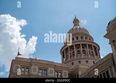 Vista sul Top of the Austin Capitol Building con personale con bandiera Foto Stock