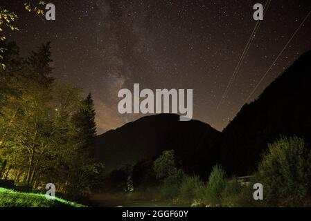 Via lattea sul fiume Soca circondato da alberi nel nord della Slovenia Foto Stock