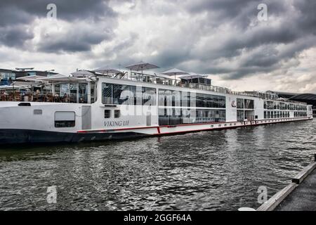 Amsterdam, Paesi Bassi - 13 luglio 2017: Una barca sul fiume Viking ancorata nel porto di Amsterdam, pronta per imbarcarsi in una crociera sul fiume Reno. Foto Stock