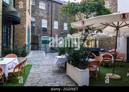 Ristorante a Lancashire Court, un passaggio in stile Mews fuori Brook Street e New Bond Street a Mayfair, Westminster. Londra, Inghilterra, Regno Unito Foto Stock