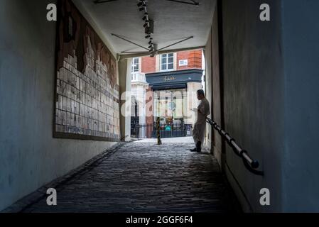 Lancashire Court, un passaggio in stile Mews al largo di Brook Street e New Bond Street a Mayfair, Westminster. Londra, Inghilterra, Regno Unito Foto Stock